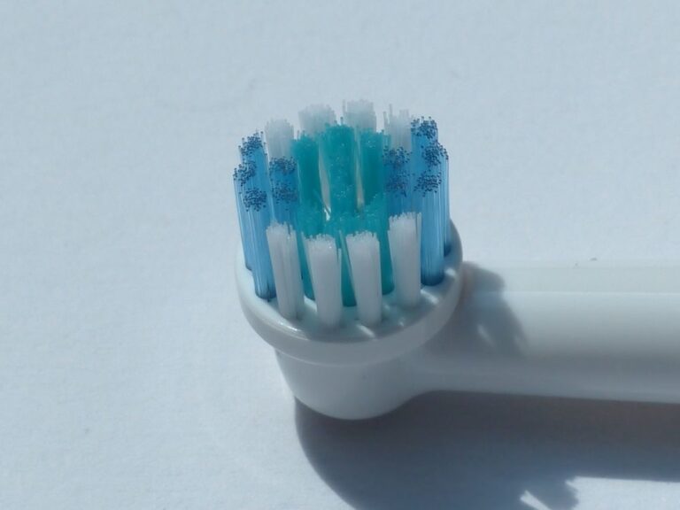 Senior : pourquoi investir dans une bonne brosse à dents électrique ?
