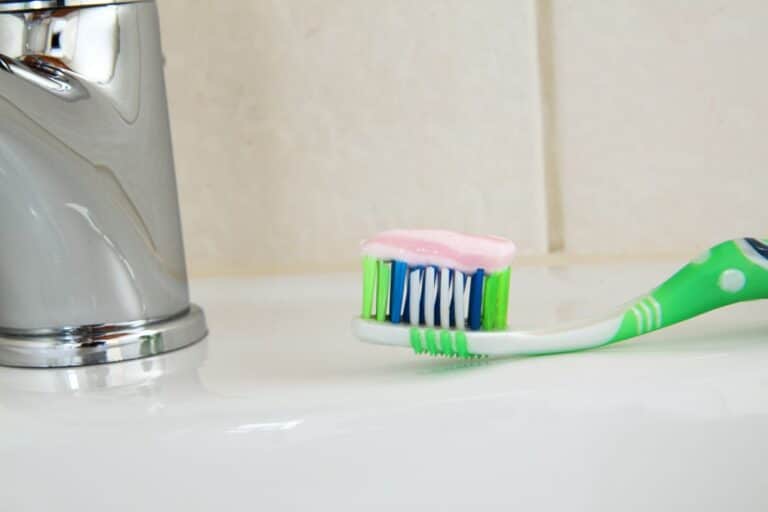 Pourquoi la pâte à dents pour senior est l&rsquo;arme secrète pour un sourire éclatant ?