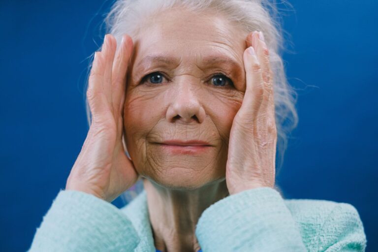 Confort et sérénité avec une grenouillère pour personnes âgées avec fermeture arrière