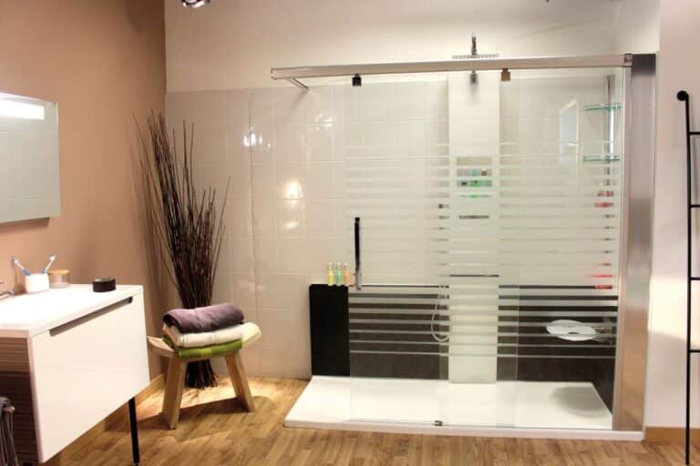 Leroy Merlin : choix et installation de douches pour seniors