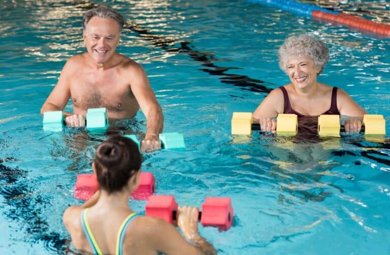 Les bienfaits de l&rsquo;aquagym pour les seniors : un sport doux et efficace