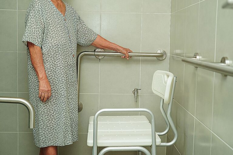 le guide pour remplacer une baignoire par une douche, conseil et prix