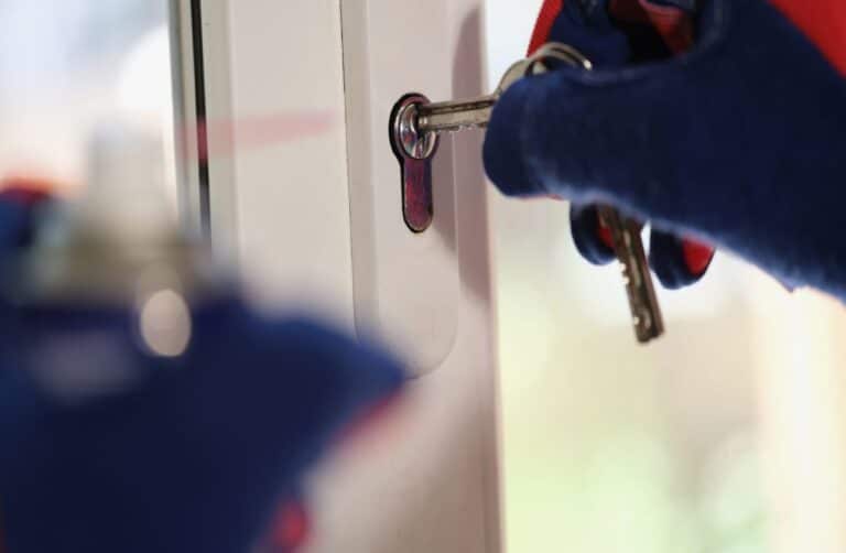 Une étudiante invente une serrure facilitant l&rsquo;insertion des clés pour les personnes souffrant de tremblements